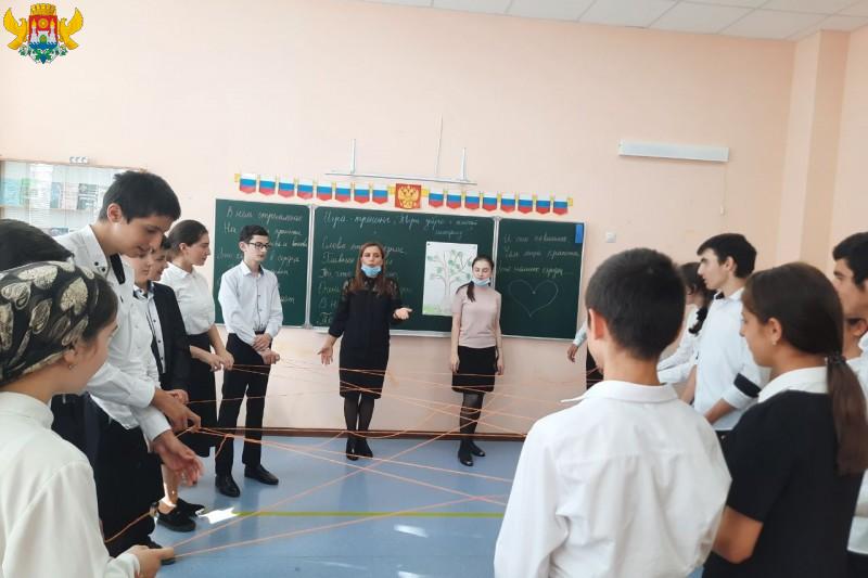 Моя школа дагестан. Урок в школе Дагестан. Занятие в школах Дагестана. Дагестанские школьники. Школьники на уроке Дагестан.